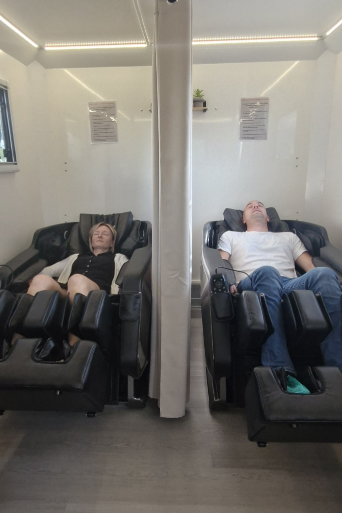 Deux fauteuils massants dans le camion Sérénité Truck, pour une pause bien-être en entreprise