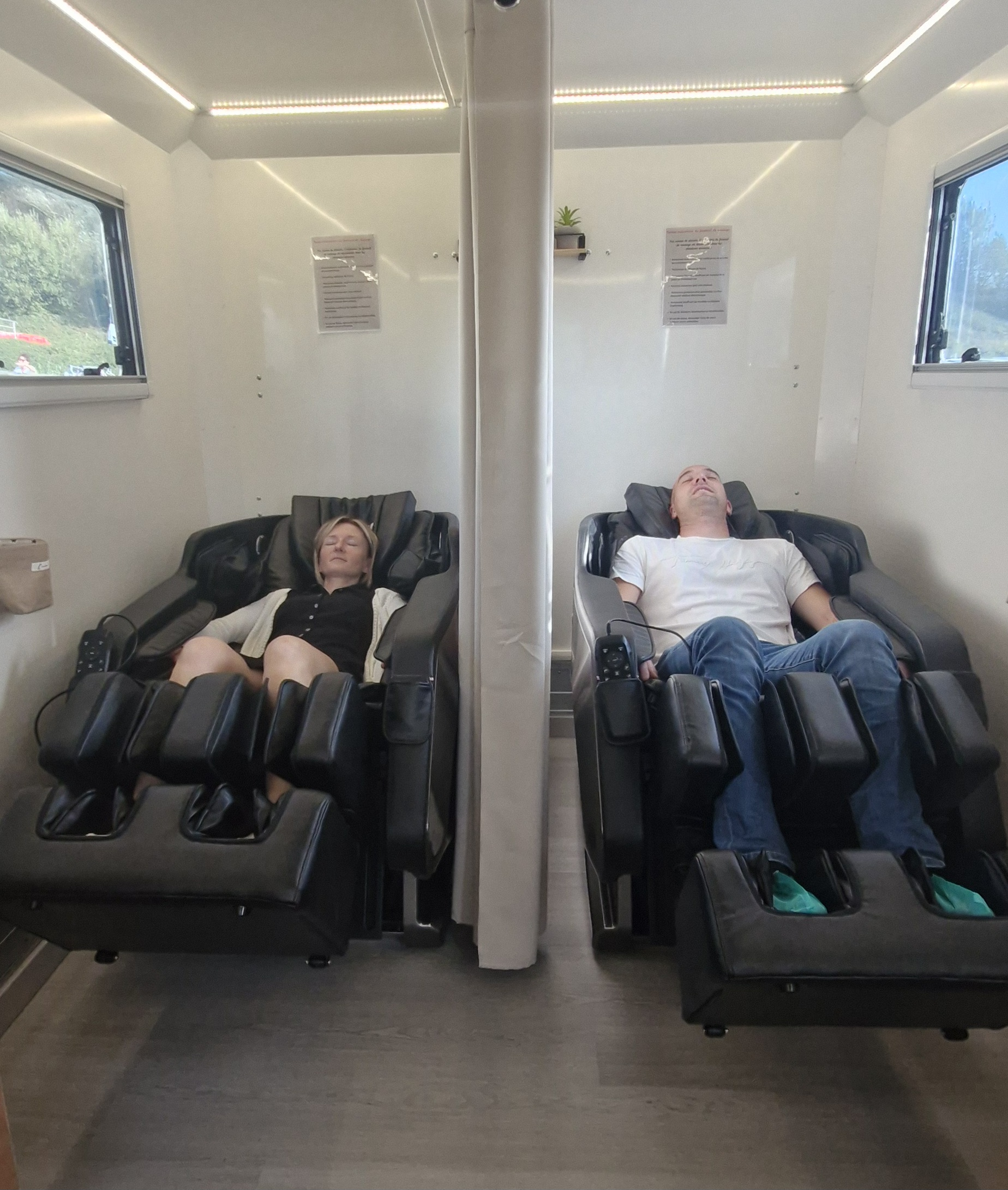 Deux fauteuils massants dans le camion Sérénité Truck, pour une pause bien-être en entreprise